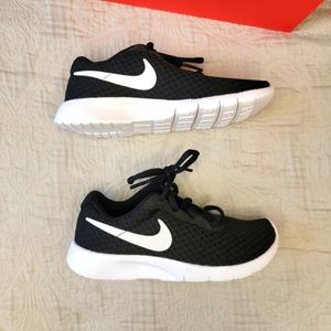 NWT Kids Nike Tanjun SIZE 12